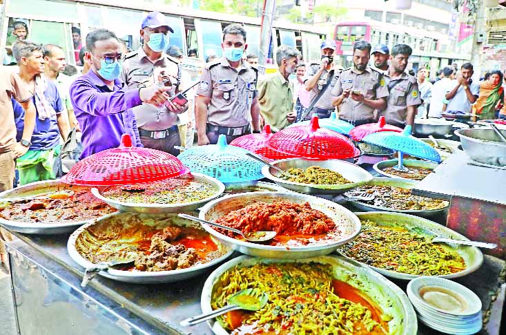 রাজধানীর ফুলবাড়িয়া এলাকায় ফুটপাথের অবৈধ দোকানপাট উচ্ছেদে ডিএমপির ট্রাফিক বিভাগের অভিযান : নয়া দিগন্ত
