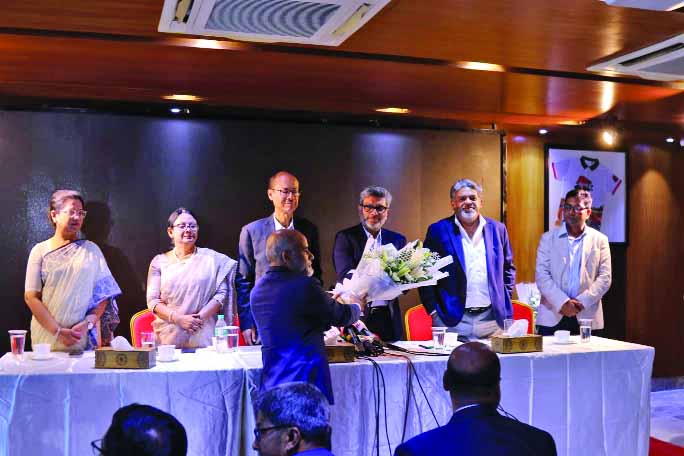 বিএসইসিতে চেয়ারম্যানসহ নতুন কমিশনারদের ফুল দিয়ে স্বাগত জানান কর্মকর্তারা : নয়া দিগন্ত