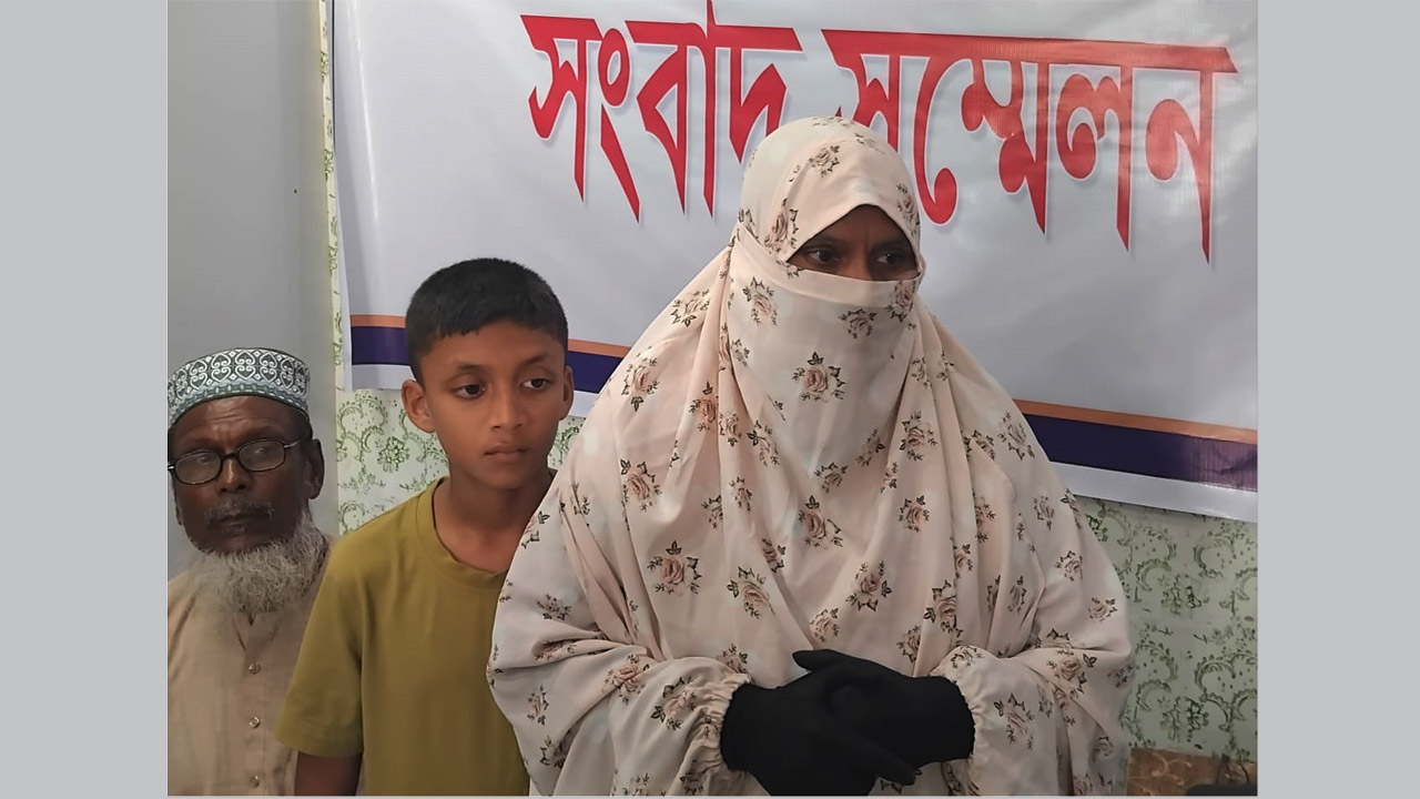 উপজেলার তমালতলায় সংবাদ সম্মেলনে ভুক্তভোগী নারী সুমিনা খাতুন