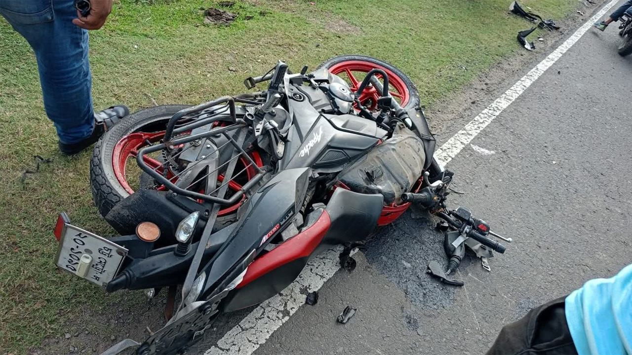 দুর্ঘটনায় কবলিত মোটরসাইকেল।