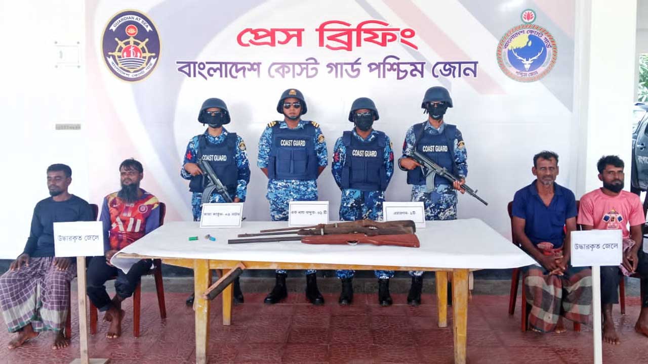 সুন্দরবনে ডাকাতদের নৌকা থেকে উদ্ধার অস্ত্র ও জেলেরা