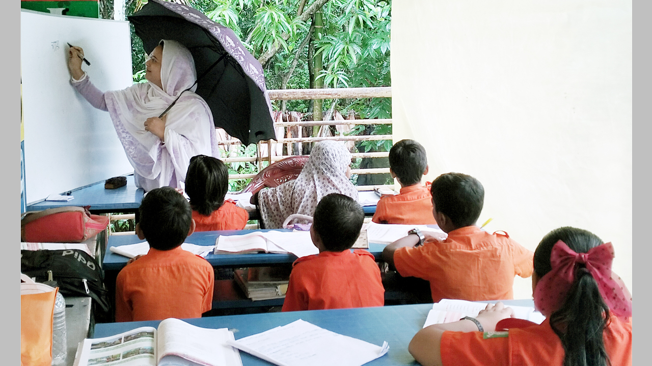 শ্রেণিকক্ষের অভাবে বারান্দায় পলিথিন দিয়ে পাঠদান চলছে