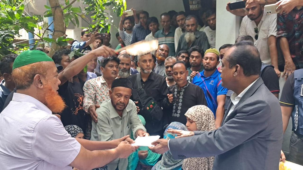 বিএনপির পক্ষ থেকে আর্থিক সহায়তা দেয়া হয়
