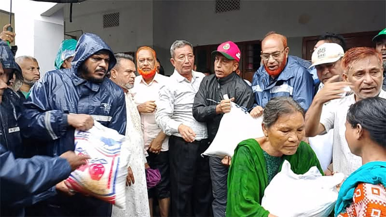 রাঙ্গামাটির বন্যাকবলিত বাঘাইছড়িতে জেলা বিএনপির ত্রাণ বিতরণ
