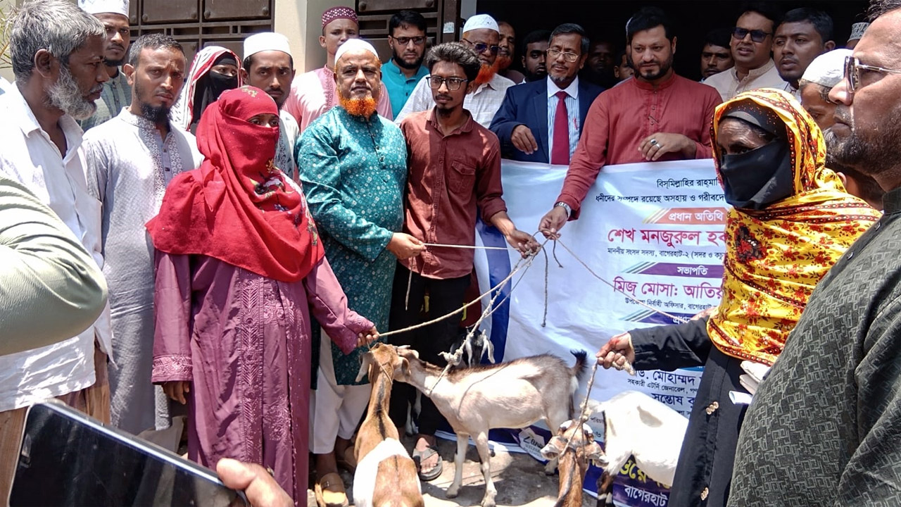 বাগেরহাটে দরিদ্রদের মাঝে যাকাতের ছাগল ও সেলাই মেশিন বিতরণ