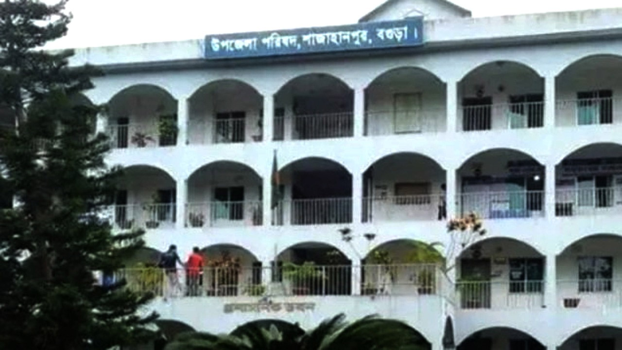 বগুড়ায় গাভিন গরু জবাইয়ের অভিযোগে কসাইকে জনতার ধাওয়া