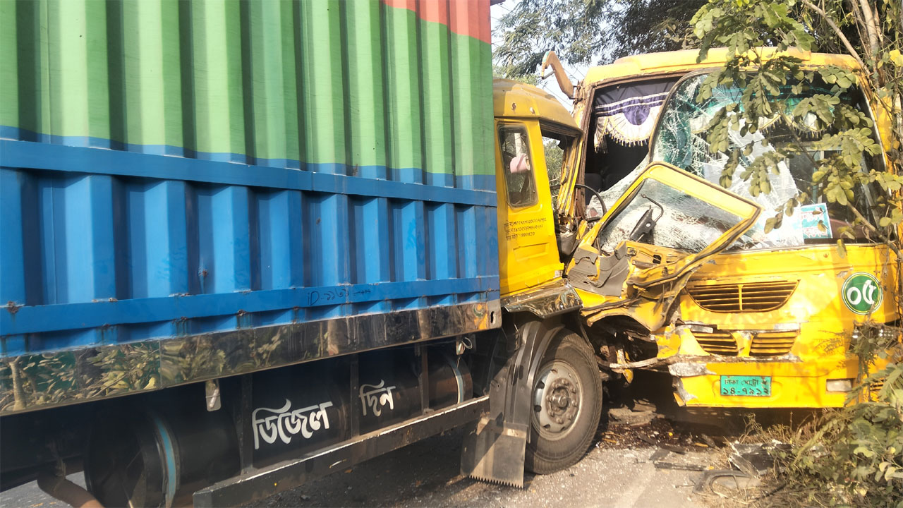বড় দুর্ঘটনা থেকে রক্ষা পেল বরিশাল ক্যান্টনমেন্টের অর্ধশতাধিক শিক্ষার্থী