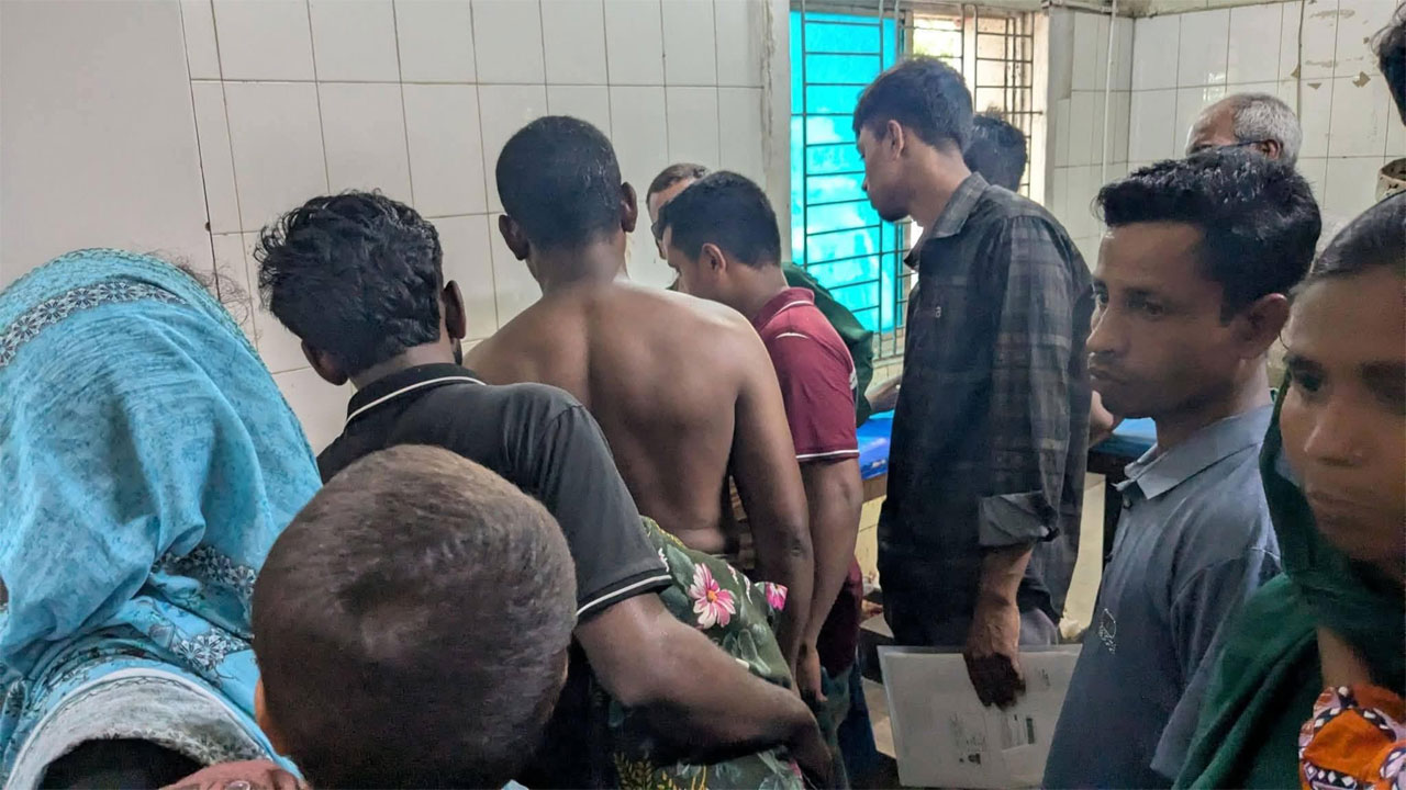 উপজেলা স্বাস্থ্য কমপ্লেক্সে জনগণের ভিড়