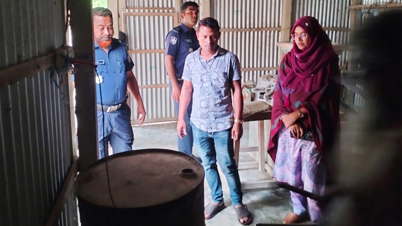 বকশীগঞ্জে জ্বালানি তেল মজুত ও বেশি দামে বিক্রির দায়ে ব্যবসায়ীকে জরিমানা