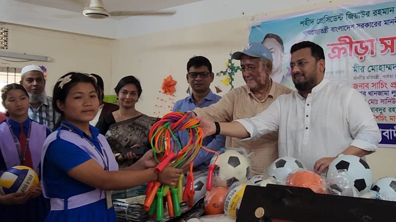 শিক্ষার্থীদের হাতে ক্রীড়া সামগ্রী তুলে দিচ্ছেন পার্বত্য চট্টগ্রাম ও ভূমিবিষয়ক মন্ত্রণালয়ের প্রতিমন্ত্রী মীর মোহাম্মদ হেলাল উদ্দিন