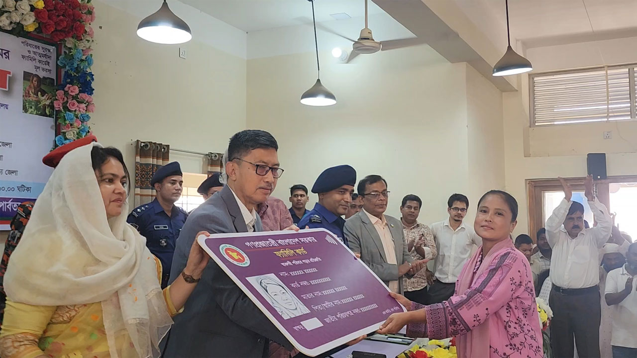 বান্দরবানে ফ্যামিলি কার্ড বিতরণ করছেন পার্বত্যমন্ত্রী দীপেন দেওয়ান