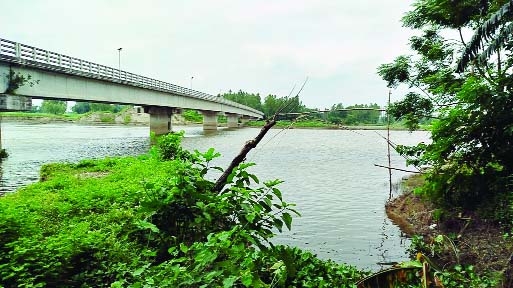 গাইবান্ধার বাঙ্গালী নদীর তীরে তীব্র ভাঙনের কারণে হুমকির মুখে পড়েছে ২৮ কোটি টাকা ব্যয়ে নির্মিত সেতু : নয়া দিগন্ত
