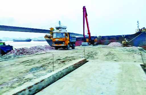 আনোয়ারায় কর্ণফুলী নদীতীর ভরাট করে নির্মিত জেটি : নয়া দিগন্ত