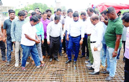 একটি প্রকল্প পরিদর্শন করছেন রাজশাহী মহানগরীর প্রশাসক : নয়া দিগন্ত