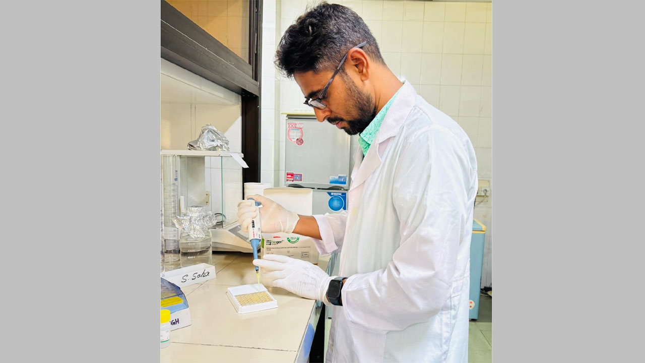 বাকৃবির ভাইরাল জিনোমিক্স অ্যান্ড ইনফেকশন ডাইনামিক্স ল্যাবরেটরিতে অধ্যাপক ড. গোলজার হোসেন