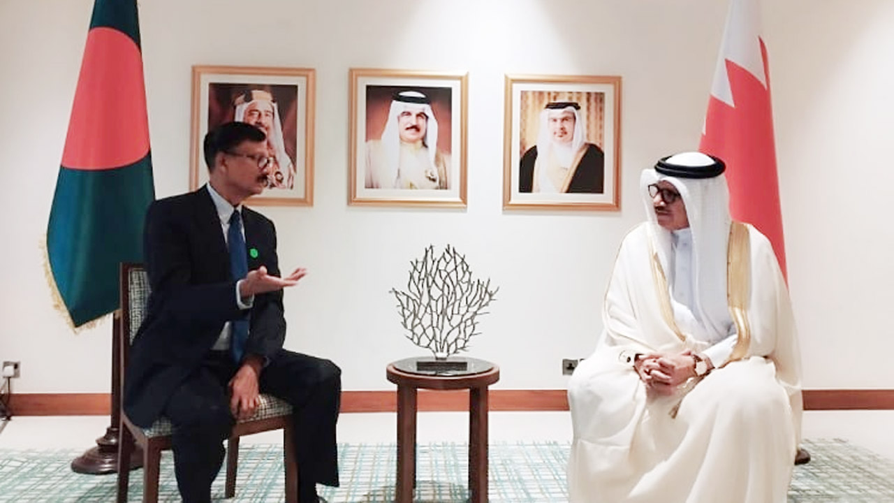 বাহরাইনের পররাষ্ট্রমন্ত্রী ড. আবদুল্লতিফ বিন রাশিদ আলজায়ানির (ডানে) সাথে বৈঠকে বাংলাদেশের পররাষ্ট্রবিষয়ক উপদেষ্টা মো: তৌহিদ হোসেন