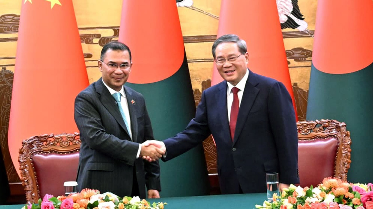 বেইজিংয়ের গ্রেট হল অব দ্য পিপলে প্রধানমন্ত্রী তারেক রহমানের সাথে দ্বিপক্ষীয় বৈঠক শেষে করমর্দন করেন চীনের প্রধানমন্ত্রী লি কিয়াং