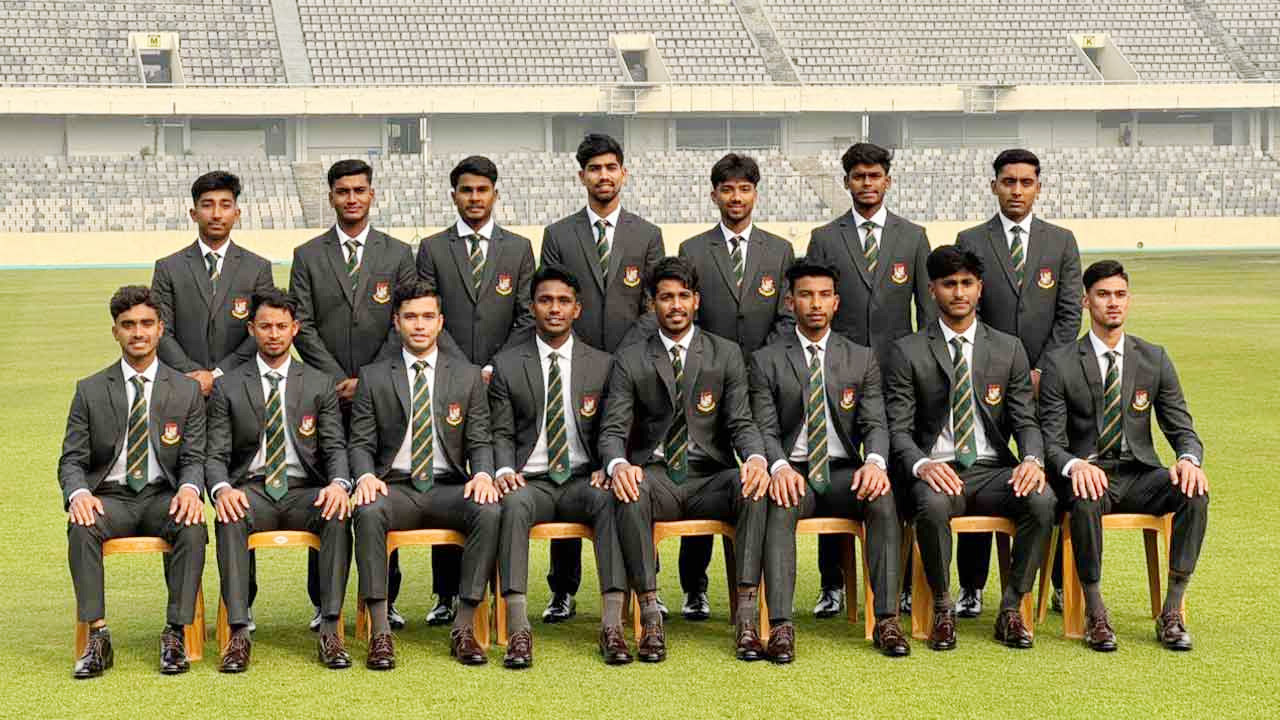 মিরপুর শের-ই বাংলা স্টেডিয়ামে আনুষ্ঠানিক ফটোসেশনে অনূর্ধ্ব-১৯ দল