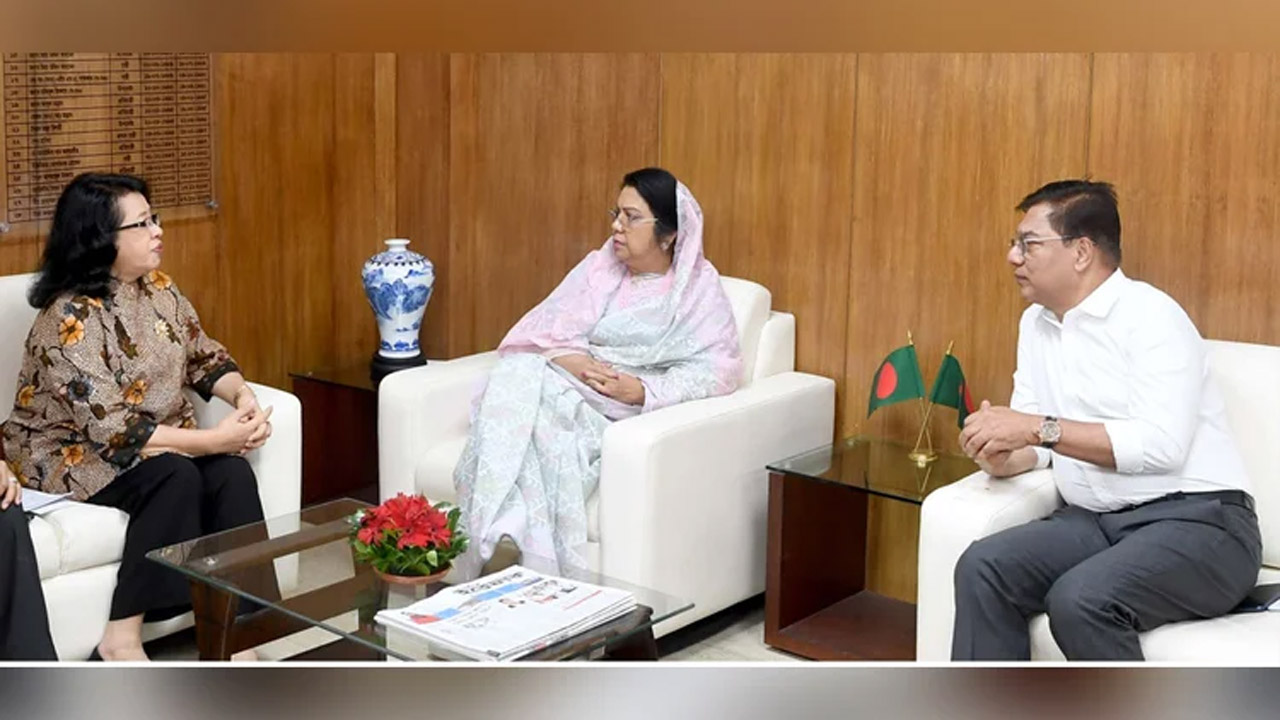 বেসামরিক বিমান পরিবহন ও পর্যটনমন্ত্রী আফরোজা খানম সোমবার মন্ত্রণালয়ে বাংলাদেশে নিযুক্ত ইন্দোনেশিয়ার রাষ্ট্রদূত লিস্টিওয়াতির সাথে বৈঠক করেন