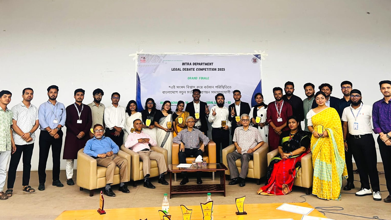 বাংলাদেশ ইউনিভার্সিটির ইন্ট্রা লিগ্যাল ডিবেটে প্রতিযোগীদের হাতে পুরস্কার তুলে দেন অতিথিরা