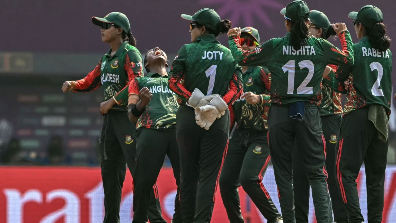 ১ম বলেই ভিস্মি গুনারত্নেকে বোকা বানান মারুফা আক্তার