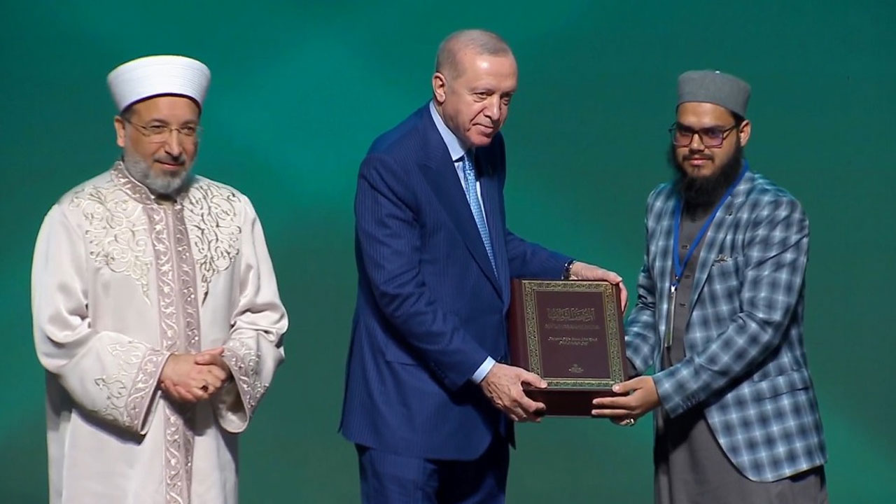 তুর্কি প্রেসিডেন্টের হাত থেকে পুরস্কার গ্রহণ করছেন উসমান গনি