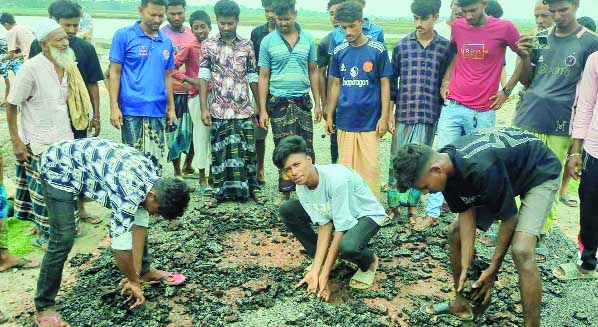 কয়রার উত্তর মাদারবাড়ীর সড়কের পিচ হাত দিয়েই তোলা যাচ্ছে : নয়া দিগন্ত