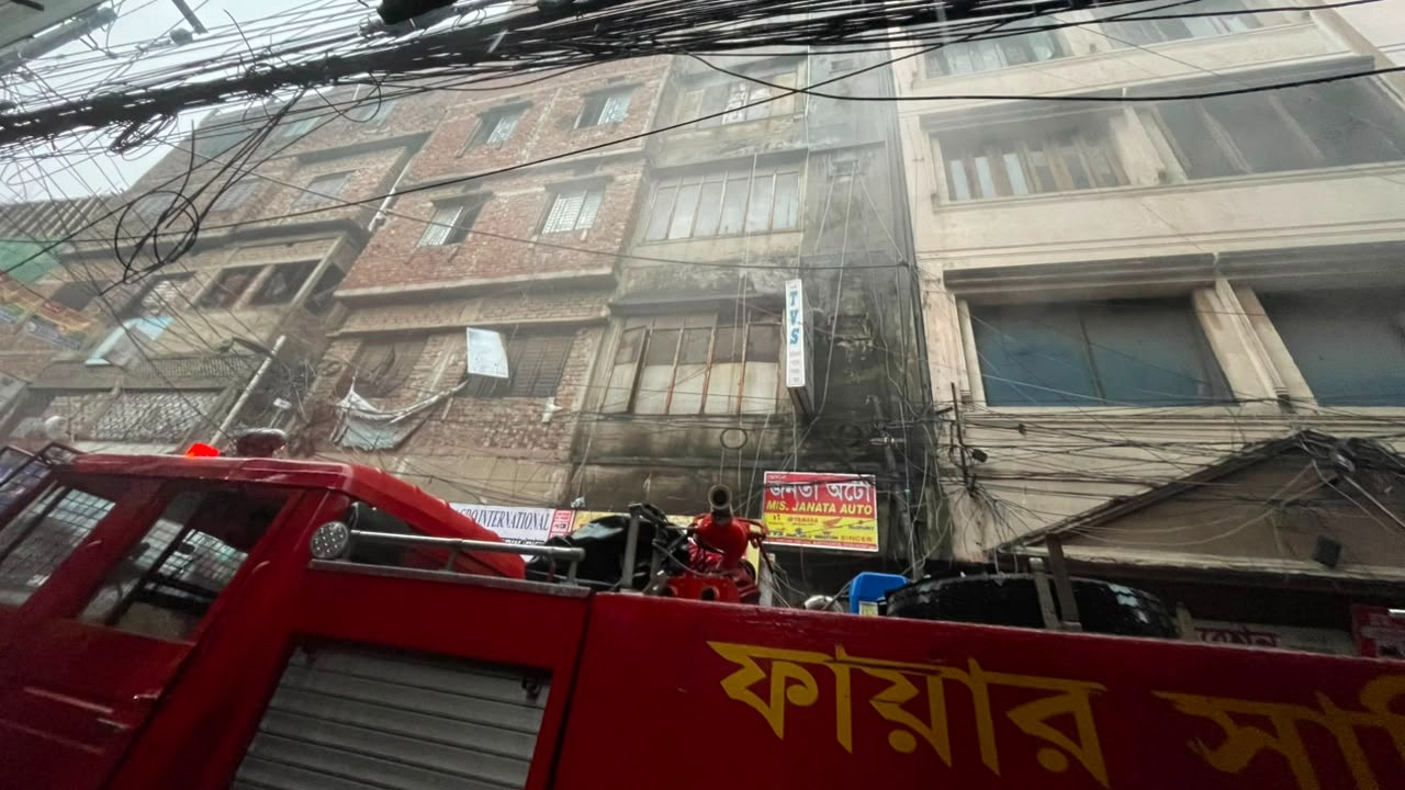 আগুন নিয়ন্ত্রণে এনেছে ফায়ার সার্ভিস