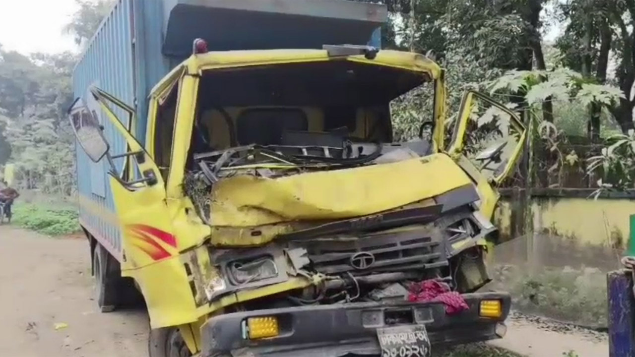 দুর্ঘটনাকবলিত কাভার্ড ভ্যান