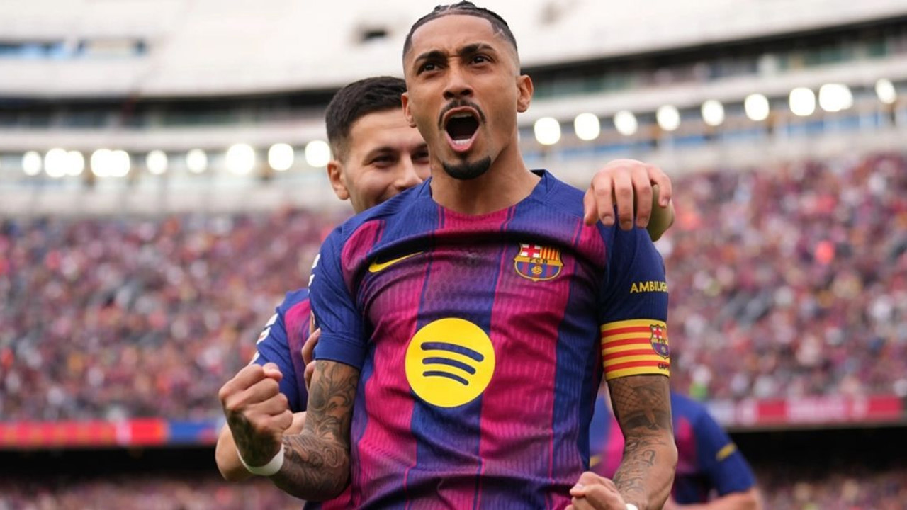 হ্যাটট্রিক করে রাফিনিয়ার উদযাপন