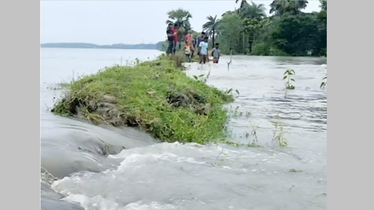 বরগুনায় বেড়িবাঁধ সংস্কার না করায় নিম্নাঞ্চল প্লাবিত