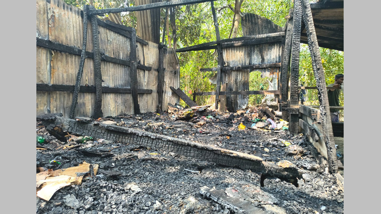 ঋণের টাকায় গড়া মুদিমনোহরি দোকান পুড়ে ছাই