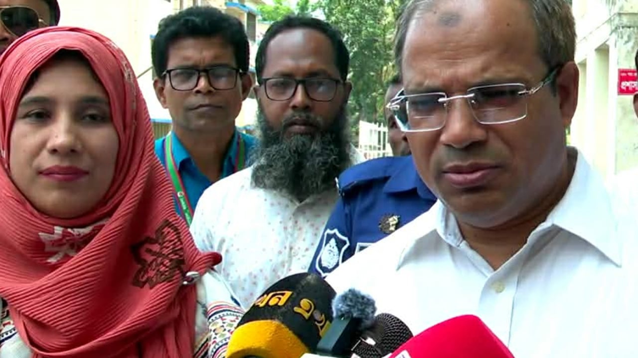 গণমাধ্যমের সাথে কথা বলছেন স্বাস্থ্য সেবা বিভাগের যুগ্মসচিব মো: মুস্তাফিজুর রহমান