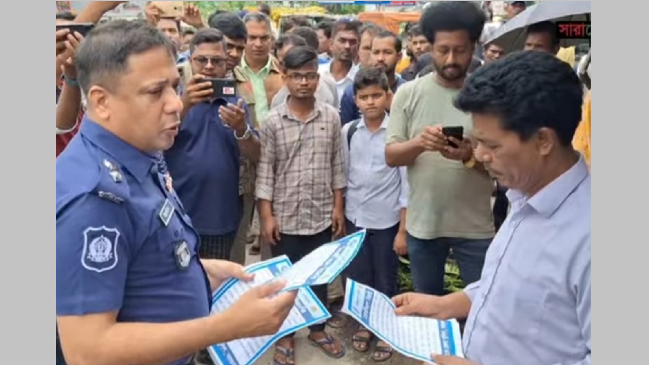 বরগুনায় স্বচ্ছ প্রক্রিয়ায় কনস্টেবল নিয়োগে পুলিশ সুপারের লিফলেট বিতরণ