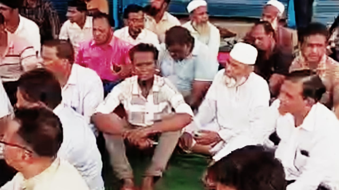 অনশন কর্মসূচিতে অংশ নেয়াদের একাংশ