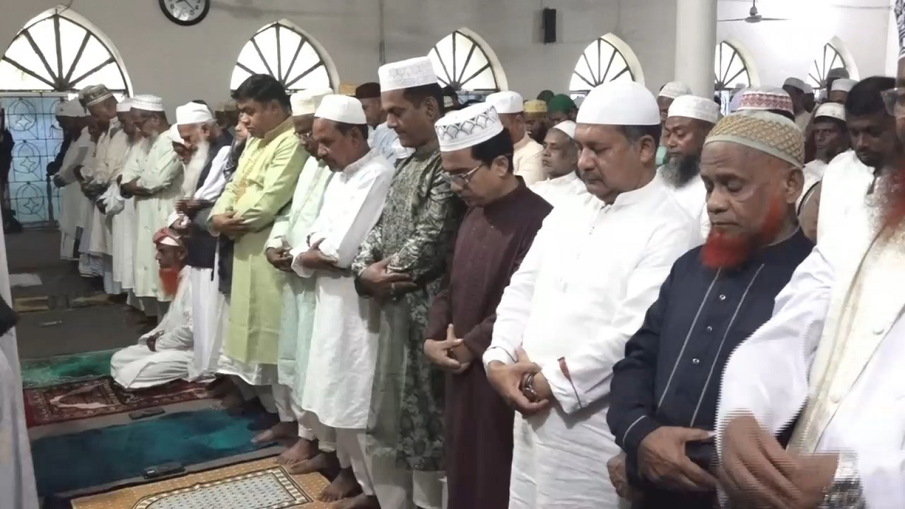 বরিশালে উৎসবমুখর পরিবেশে ঈদ উল ফিতর উদযাপন
