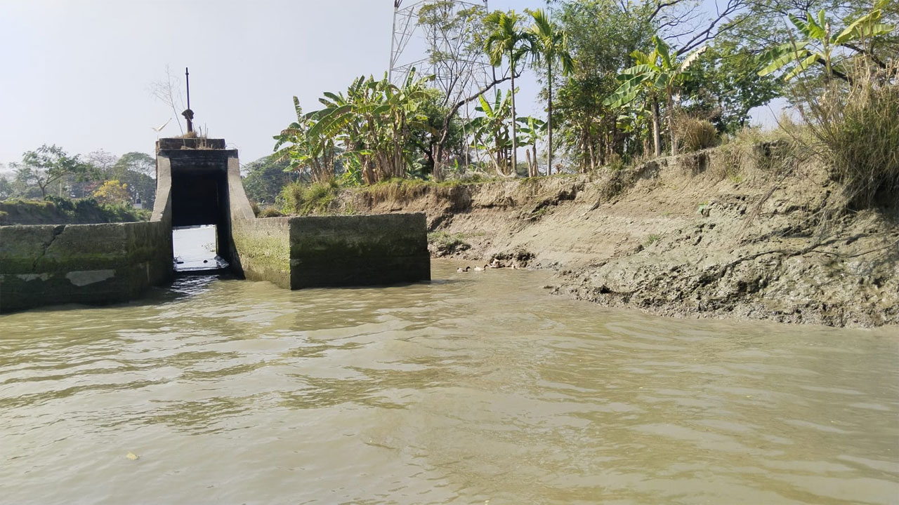 অচল সেচ পাম্প হাউজ