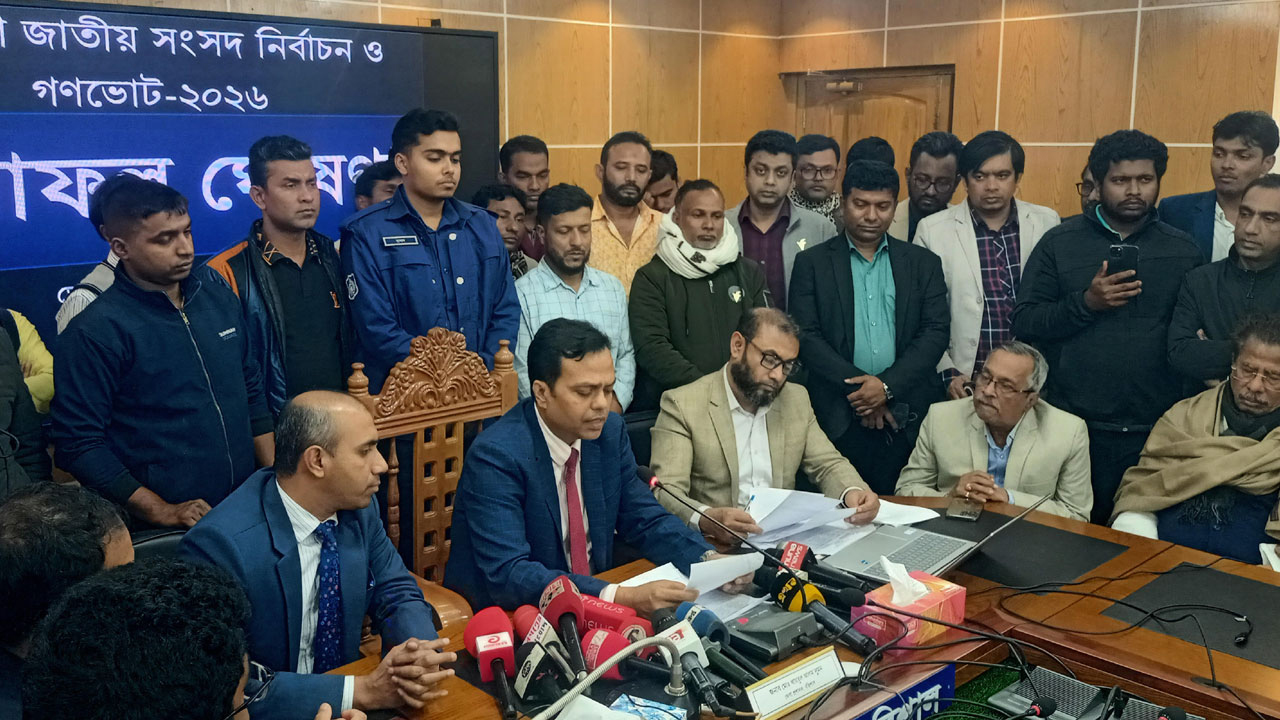 ফলাফল ঘোষণা করছেন রিটার্নিং কর্মকর্তা