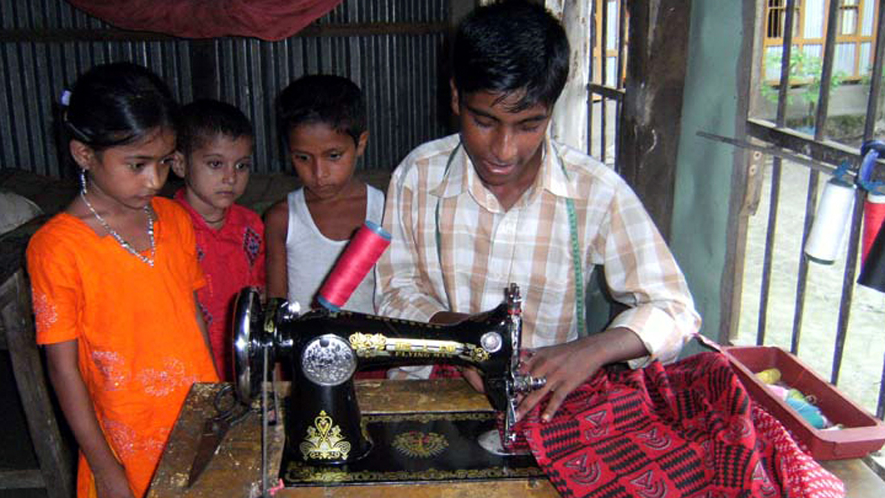 নয়া দিগন্তের দেয়া সেলাই মেশিন।