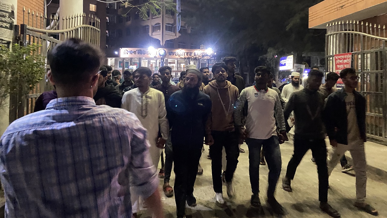 ইনকিলাব মঞ্চের ওপর পুলিশের গুলির প্রতিবাদে ববিতে বিক্ষোভ মিছিল
