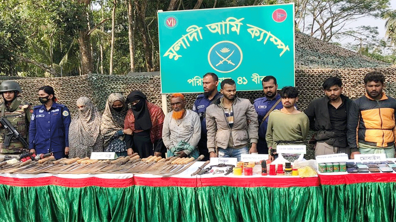 মাদক ও অস্ত্রসহ সেনাবাহিনীর হাতে আটক আট