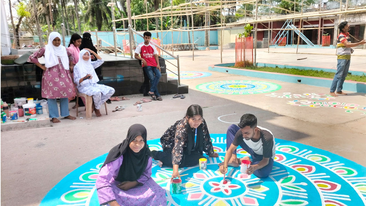 মুলাদী উপজেলা চত্বরে আলপনা অঙ্কন করছেন মুলাদী সরকারি কলেজের শিক্ষার্থীরা