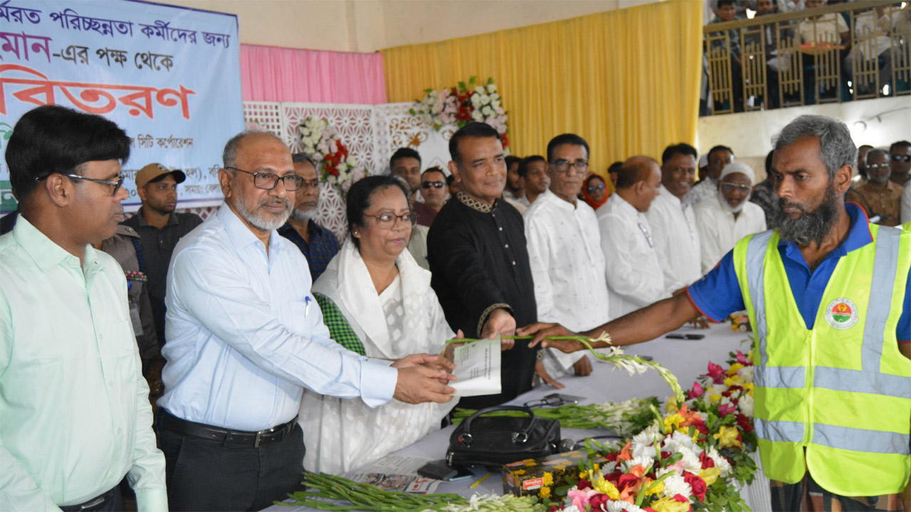 বরিশাল সিটি করপোরেশনের পরিচ্ছন্নতাকর্মীদের মাঝে নগদ অর্থ প্রদান