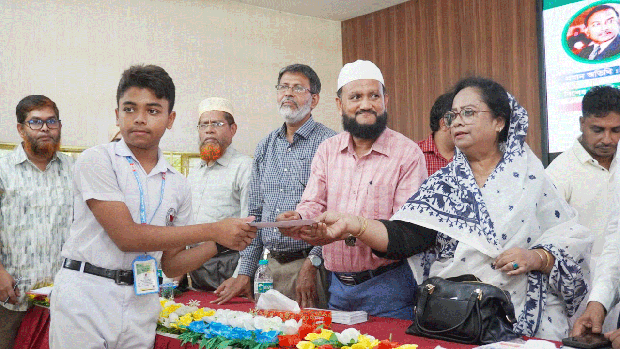 শিক্ষার্থীদের মাঝে শিক্ষা সহায়তা প্রদান করছেন বরিশাল সিটি প্রশাসক