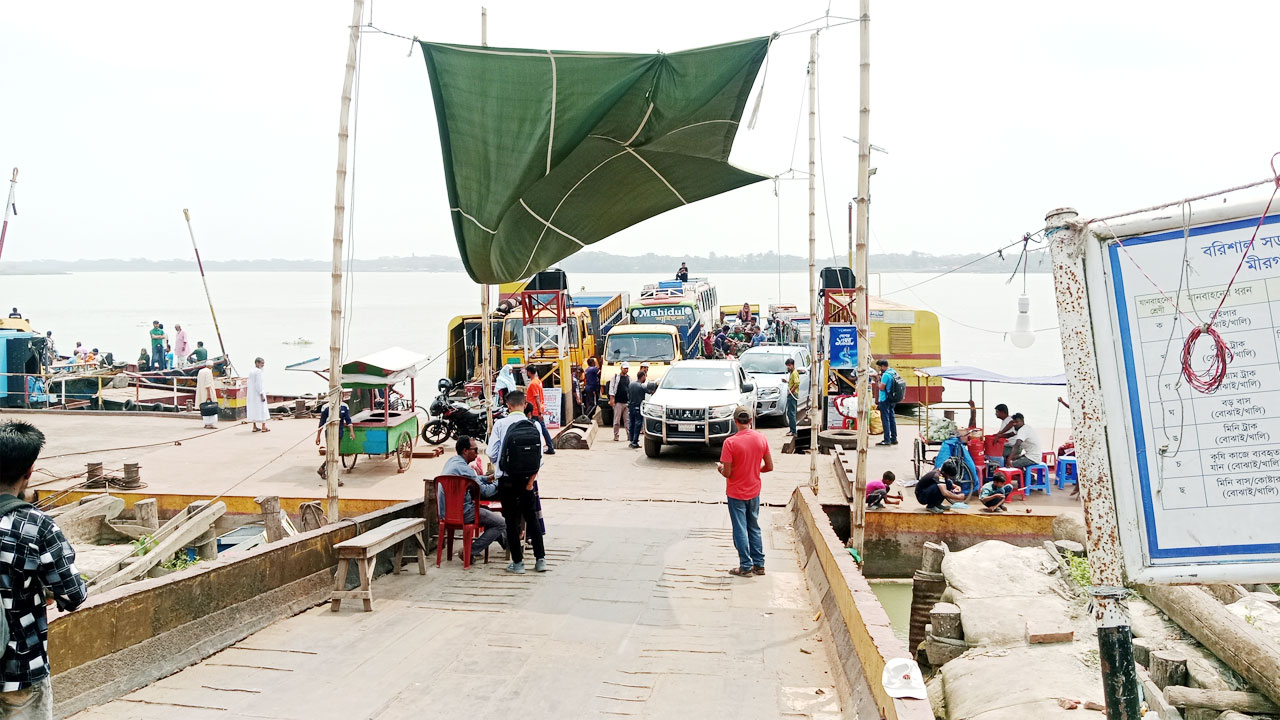 ফেরিতে পারাপার করা হচ্ছে যানবাহন