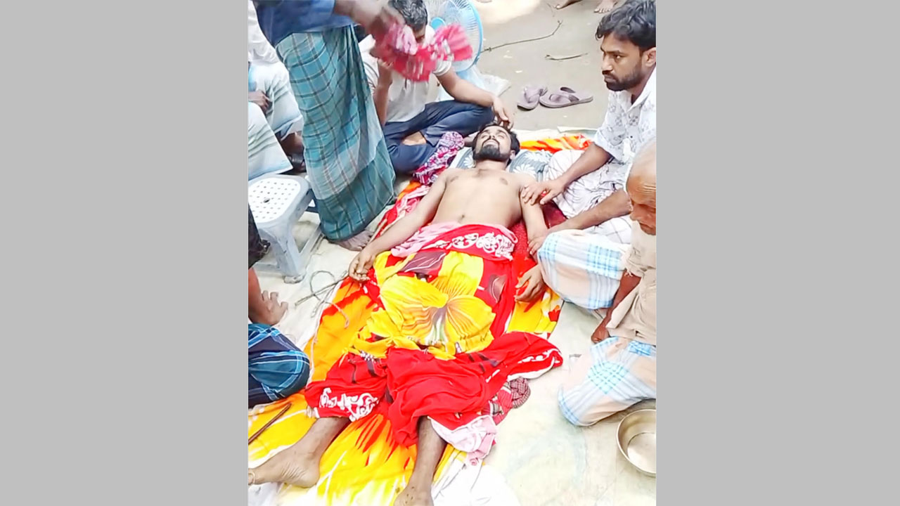 সাপের কামড়ে মৃত যুবককে বাঁচাতে ঝাড়ফুঁক