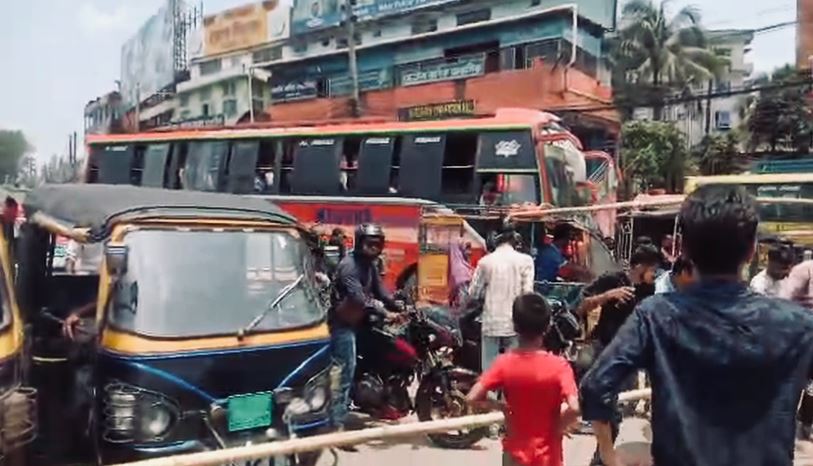 অবরোধের কারণে শত শত যানবাহন আটকা পড়েছে