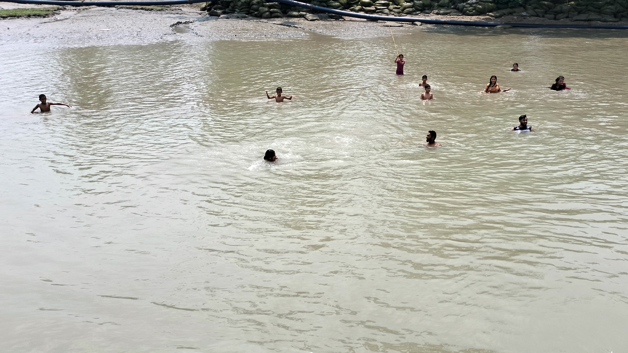 ভোলা-বরিশাল নৌপথের সাহেবের হাট খাল থেকে ছবিটি তুলেছেন আমাদের বরিশাল ব্যুরো প্রধান আযাদ আলাউদ্দীন