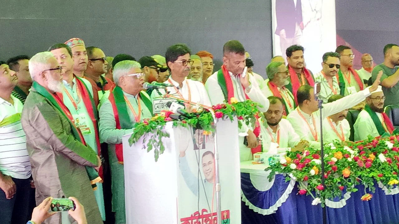 বক্তব্য রাখছেন বরকত উল্লাহ বুলু