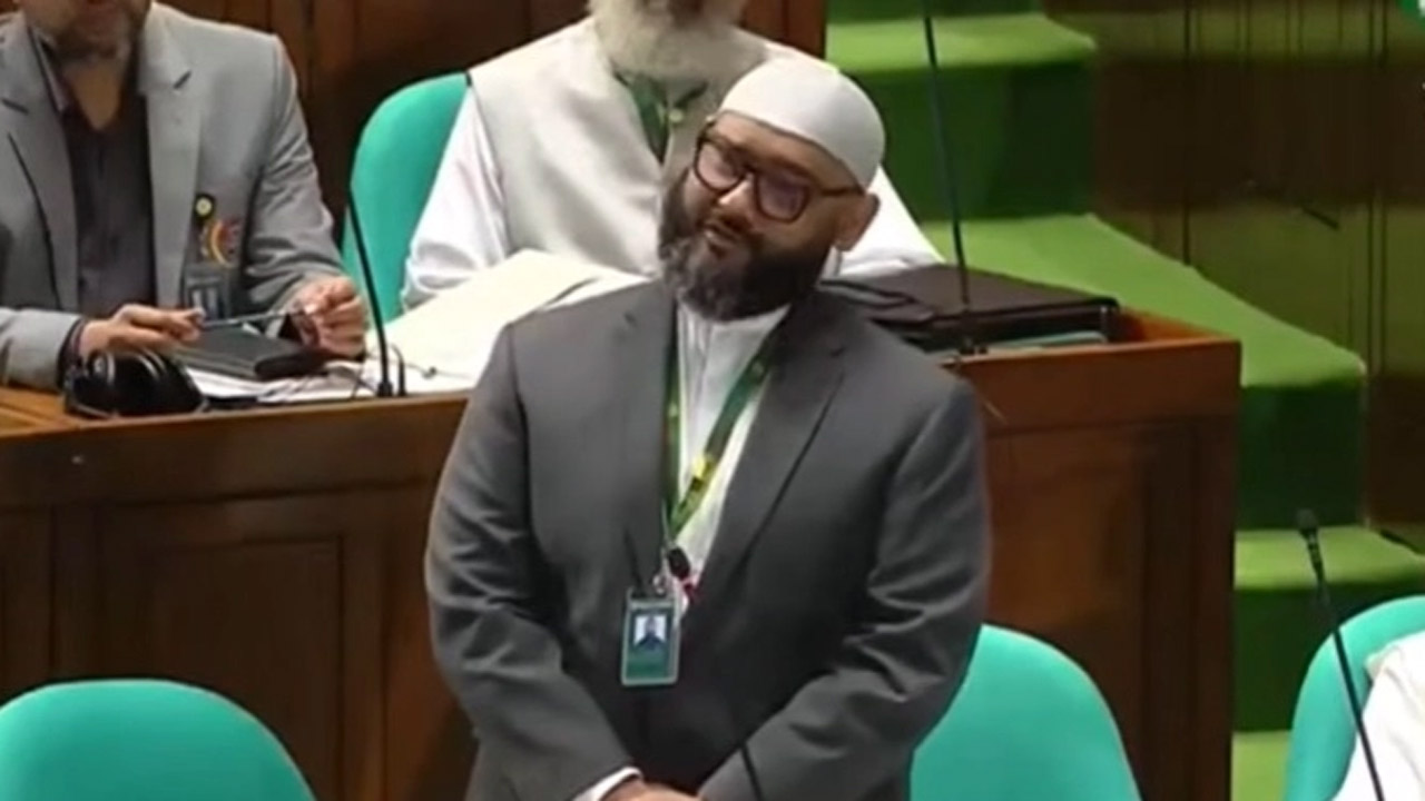 জাতীয় সংসদে বক্তব্য রাখছেন ব্যারিস্টার মীর আহমদ বিন কাসেম